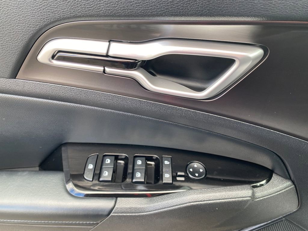 Used 2023 Kia Sportage EX image 13