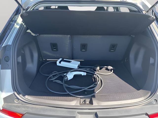 Used 2022 Chevrolet Bolt EUV LT w/ Comfort Package FWD image 32