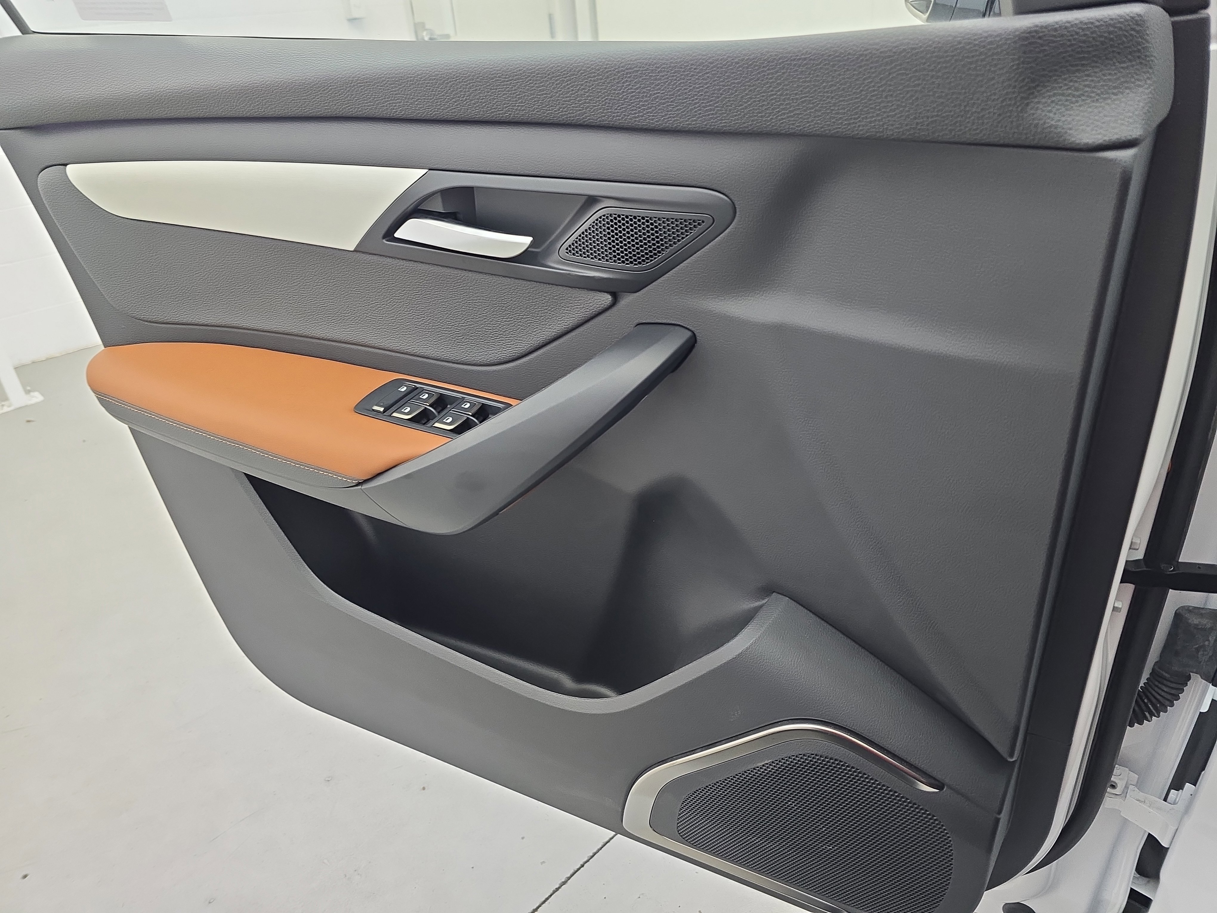 New 2025 VinFast VF 8 Plus image 24
