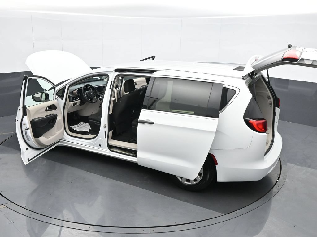 Used 2020 Chrysler Voyager L FWD image 39