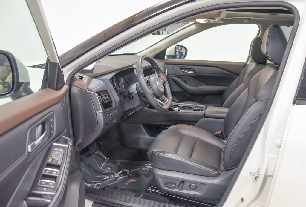 Used 2023 Nissan Rogue SL w/ SL Premium Package image 2