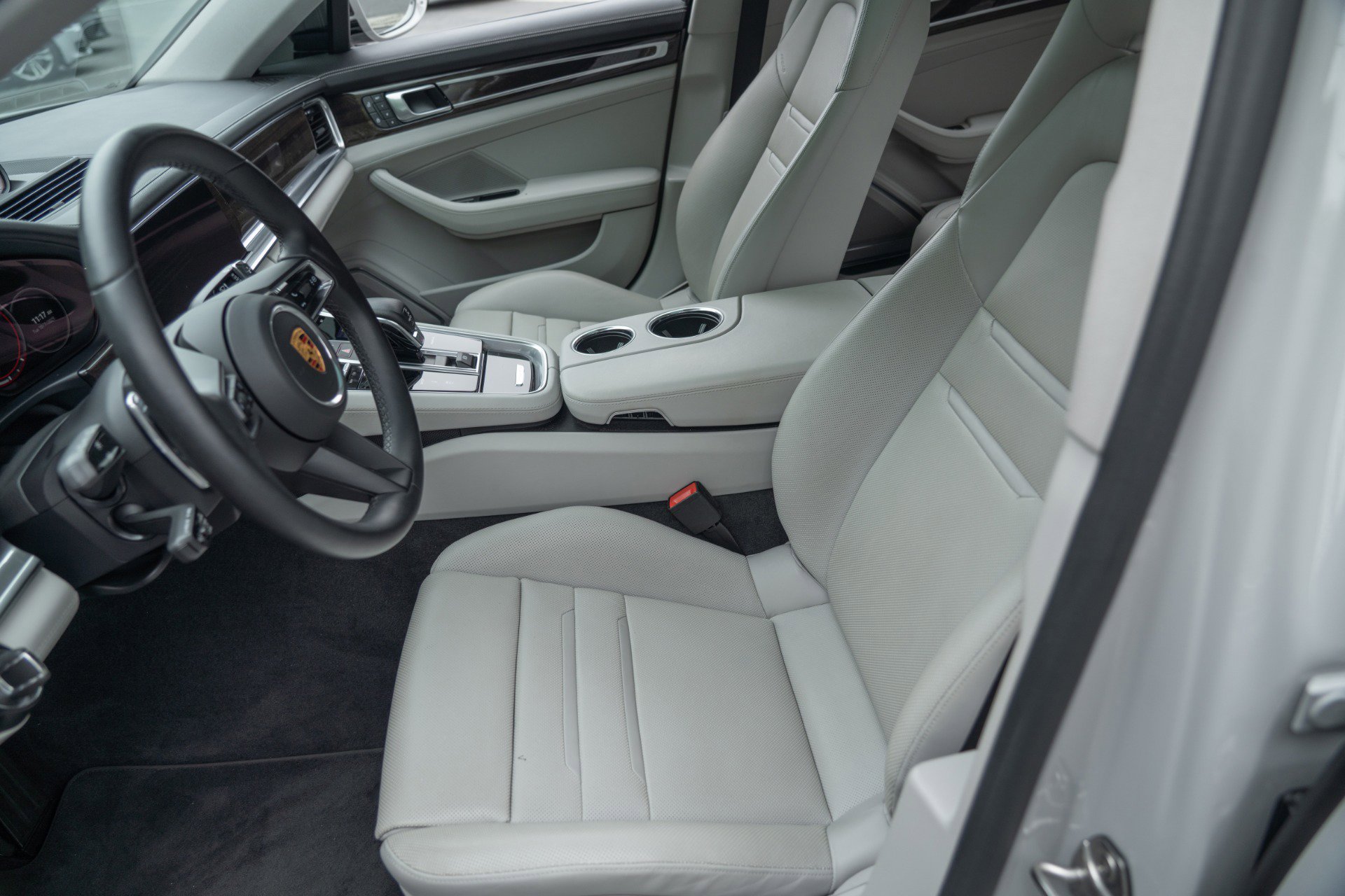 Used 2023 Porsche Panamera 4 Platinum Edition image 38