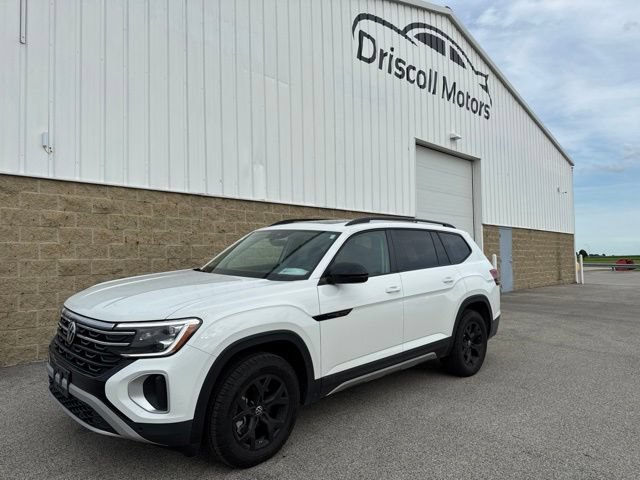 Used 2025 Volkswagen Atlas Peak Edition SE AWD/4WD image 2