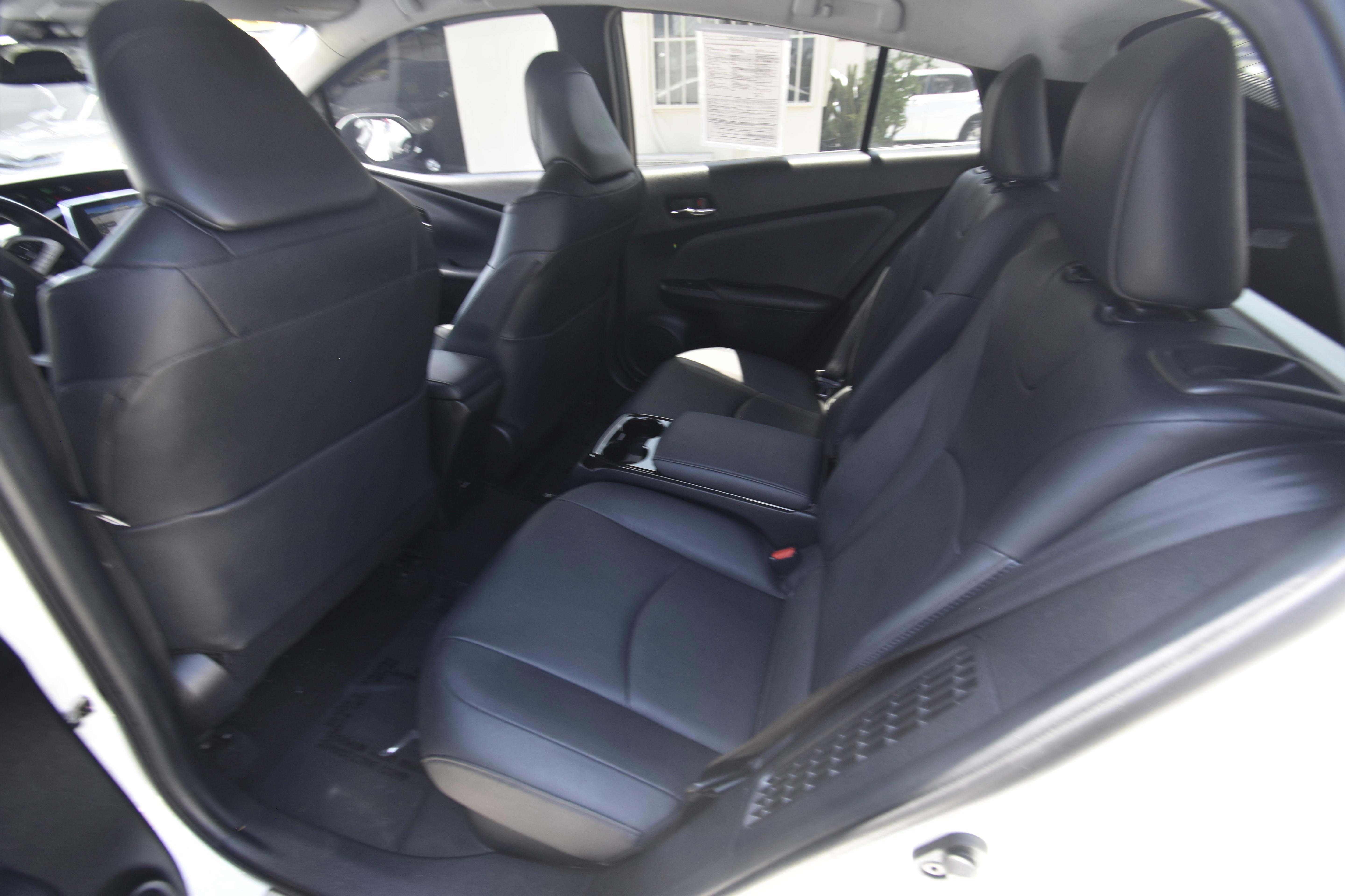 Used 2017 Toyota Prius Prime Advanced w/ Carpet Mat Package image 12