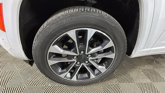 Used 2023 Jeep Grand Cherokee Overland w/ Luxury Tech Group IV AWD/4WD image 9
