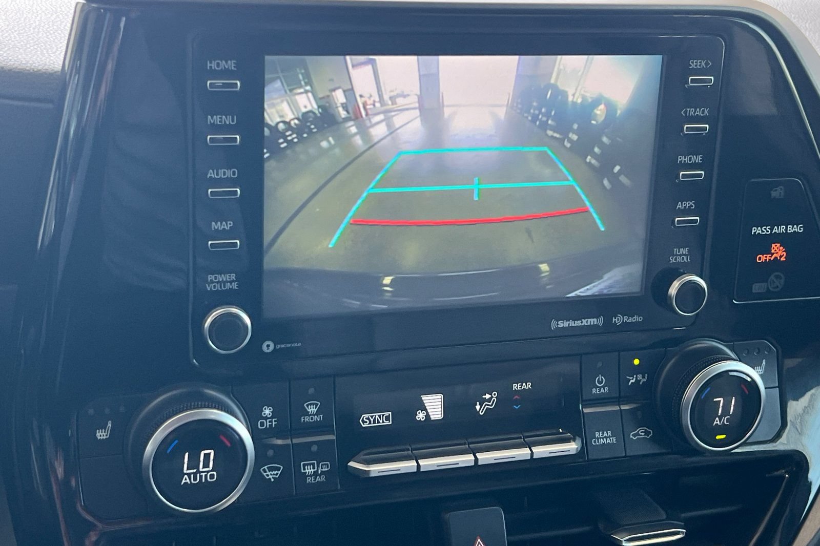 Used 2022 Toyota Highlander XLE AWD/4WD image 17