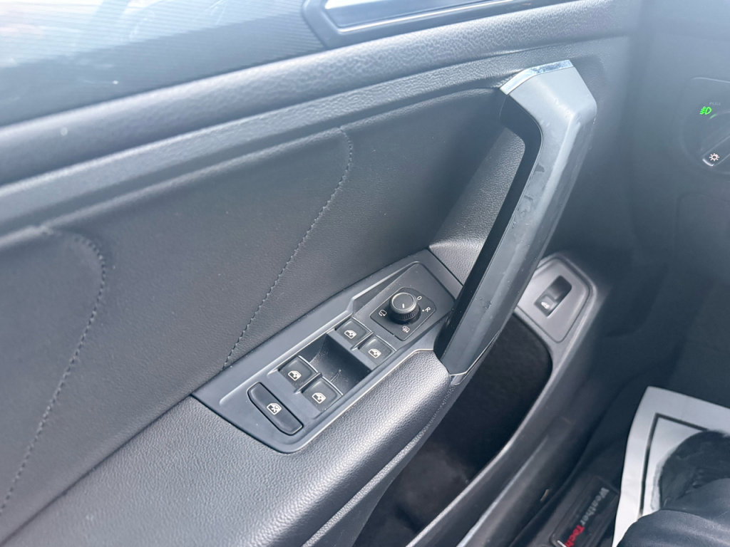 Used 2018 Volkswagen Tiguan SEL Premium image 18