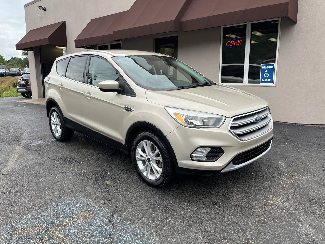 Used 2017 Ford Escape SE AWD/4WD image 3