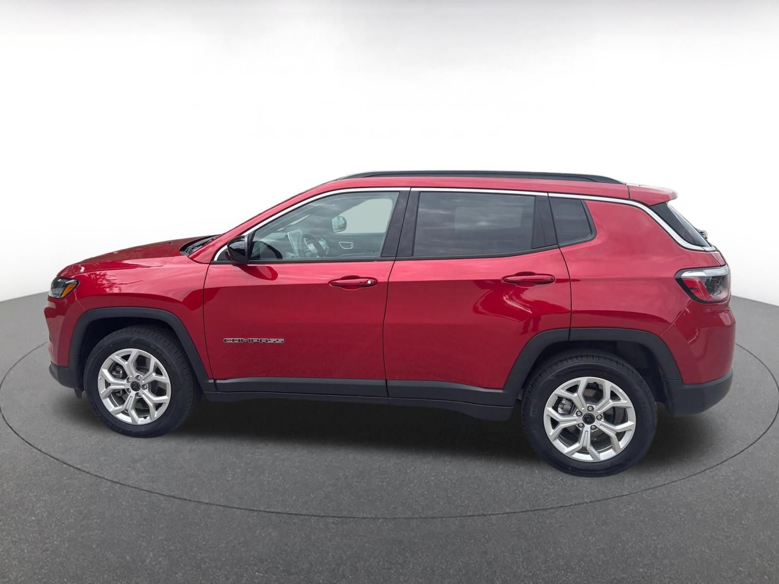 Used 2025 Jeep Compass Latitude AWD/4WD image 6