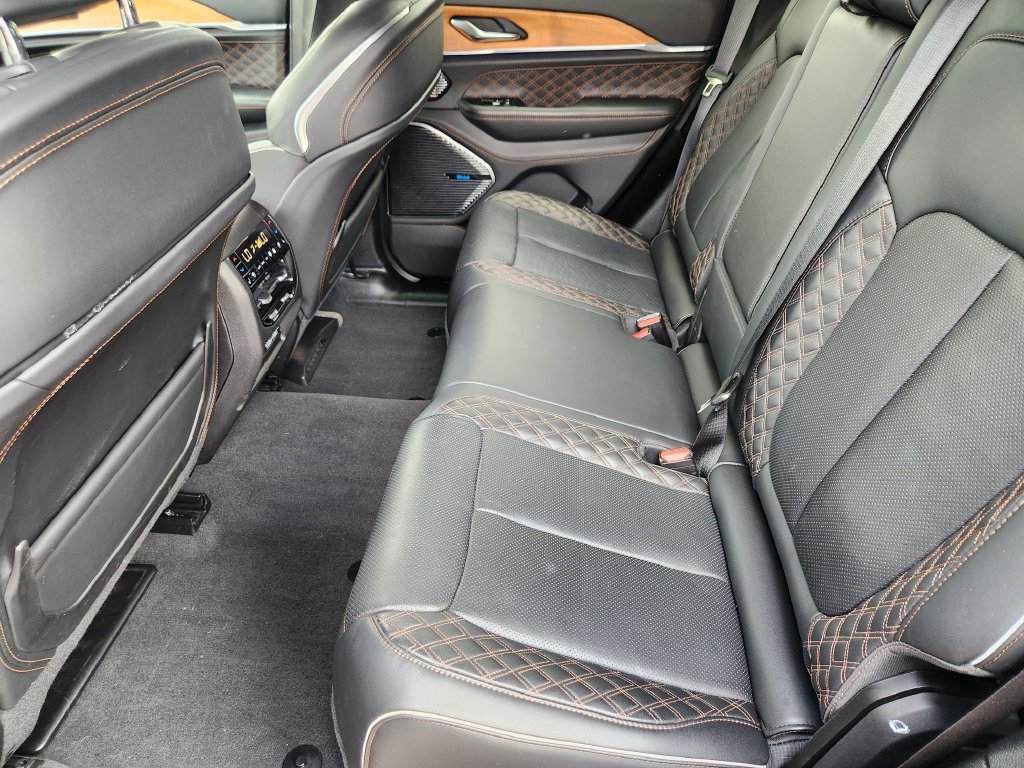 Used 2022 Jeep Grand Cherokee Summit AWD/4WD image 29