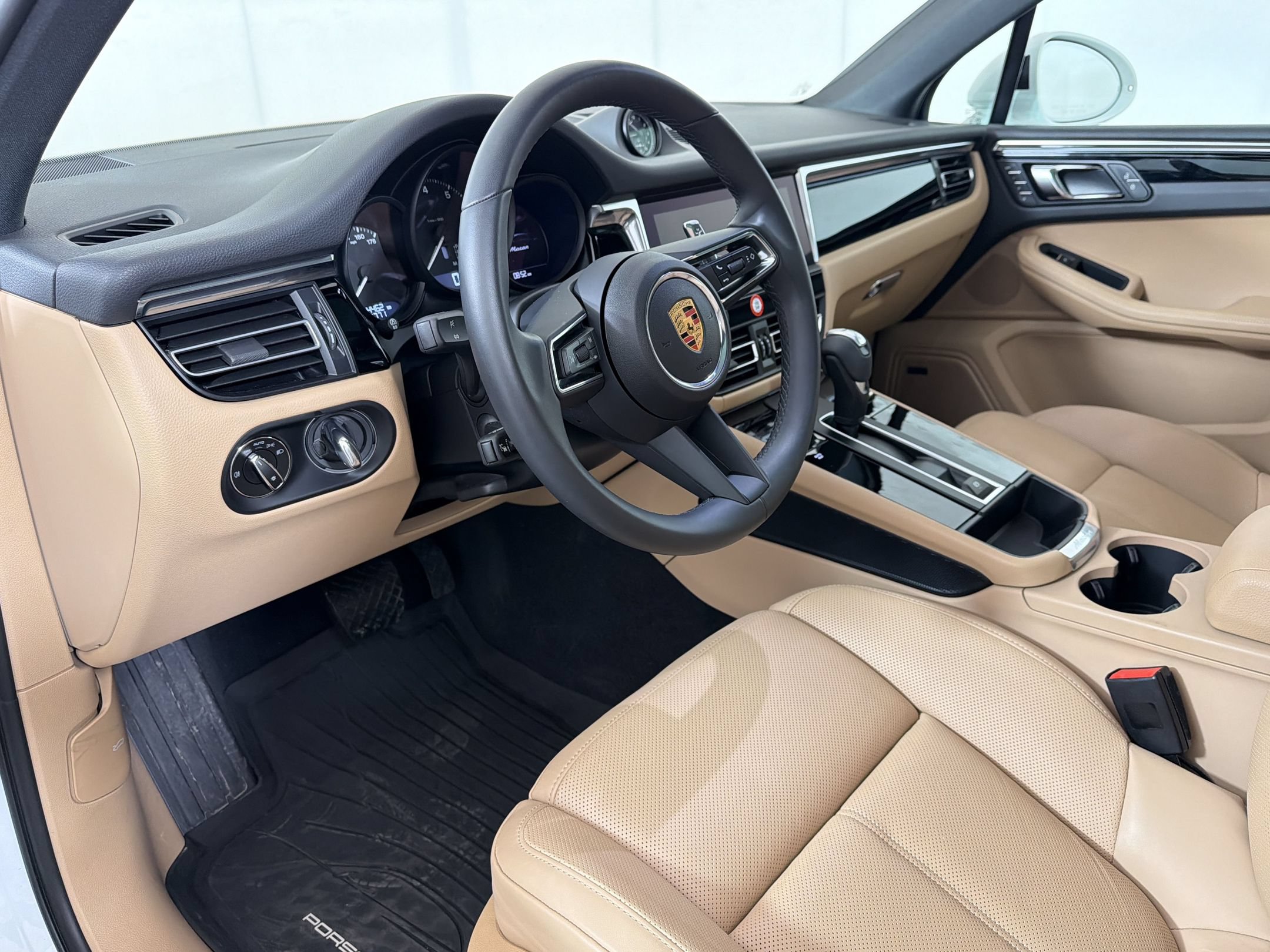 Certified 2025 Porsche Macan AWD/4WD image 4