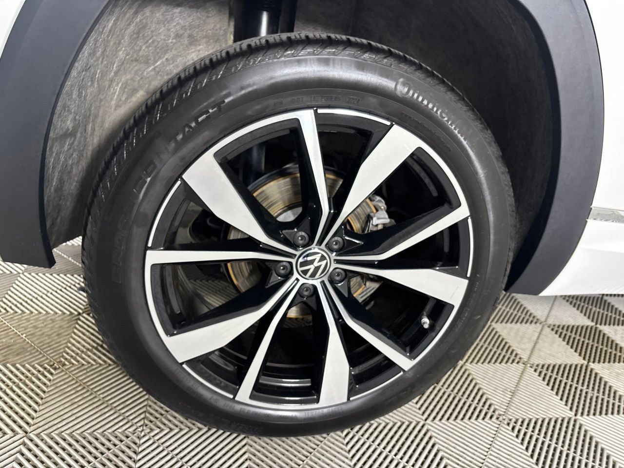 Used 2024 Volkswagen Atlas SEL Premium R-Line AWD/4WD image 34