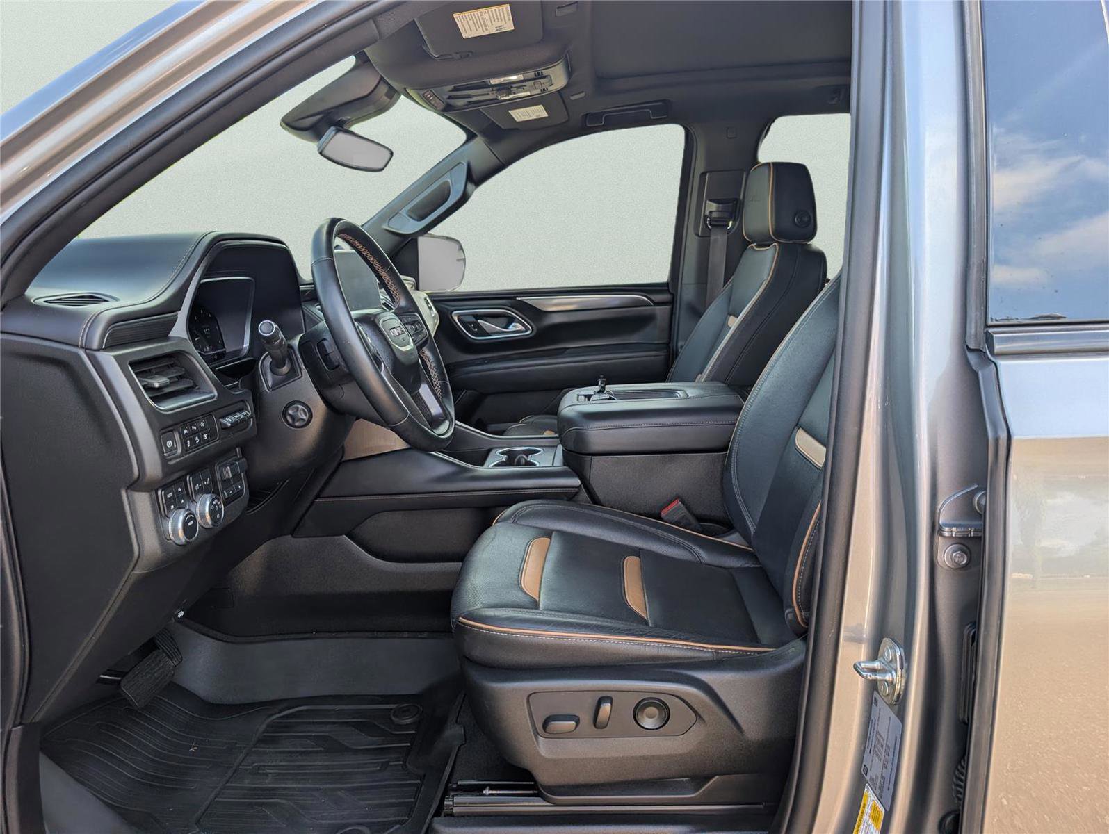 Used 2023 GMC Yukon AT4 w/ Technology Package AWD/4WD image 11