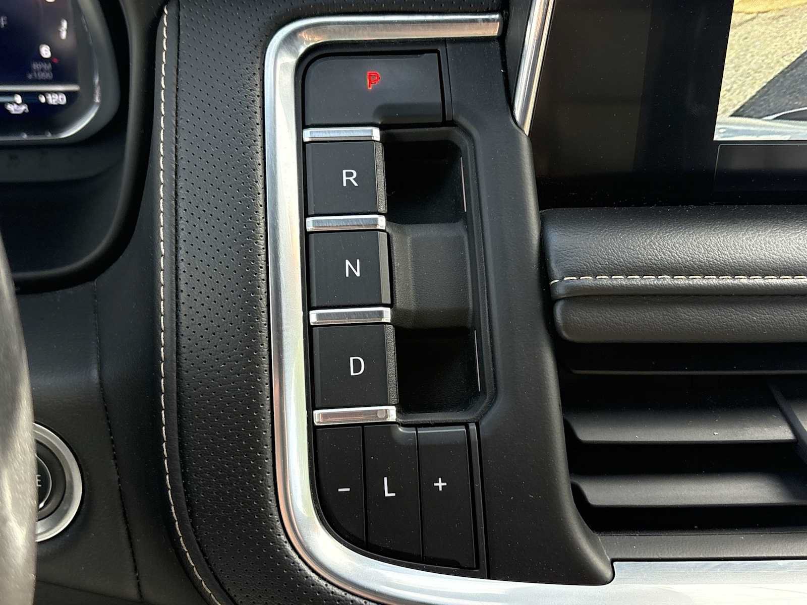 Used 2022 Chevrolet Suburban Premier AWD/4WD image 16