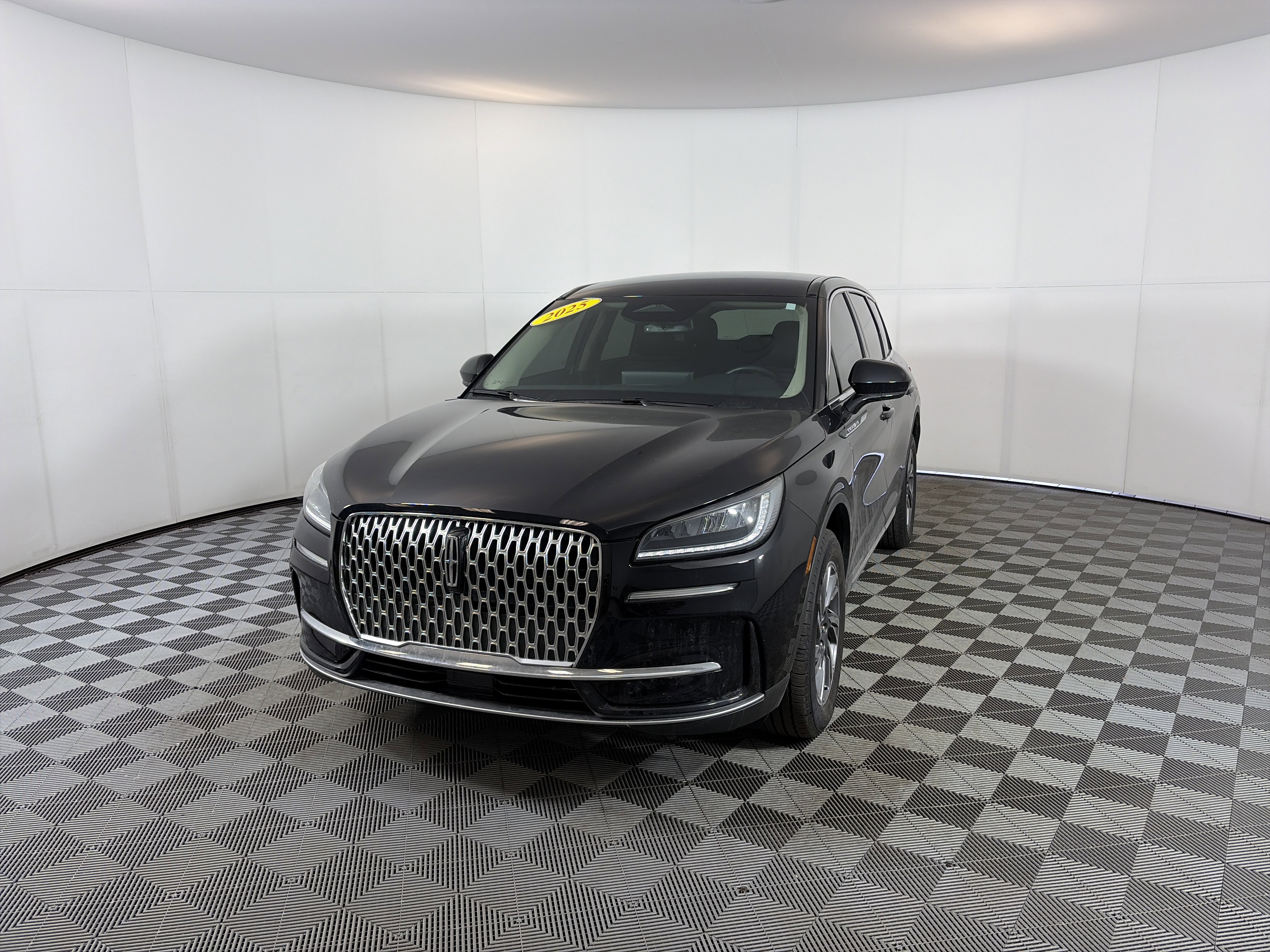 Used 2025 Lincoln Corsair AWD image 2