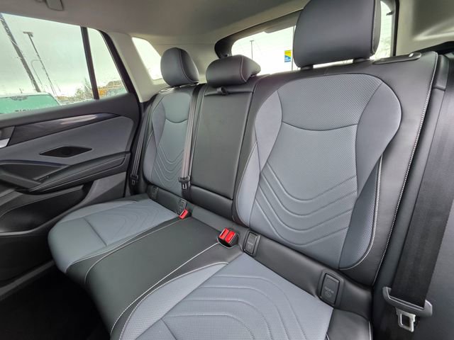 Used 2025 Volkswagen Tiguan SE image 14