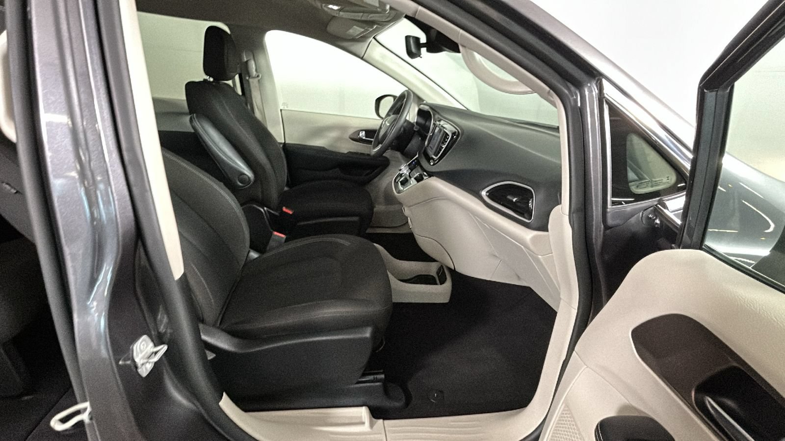 Used 2023 Chrysler Voyager LX FWD image 32