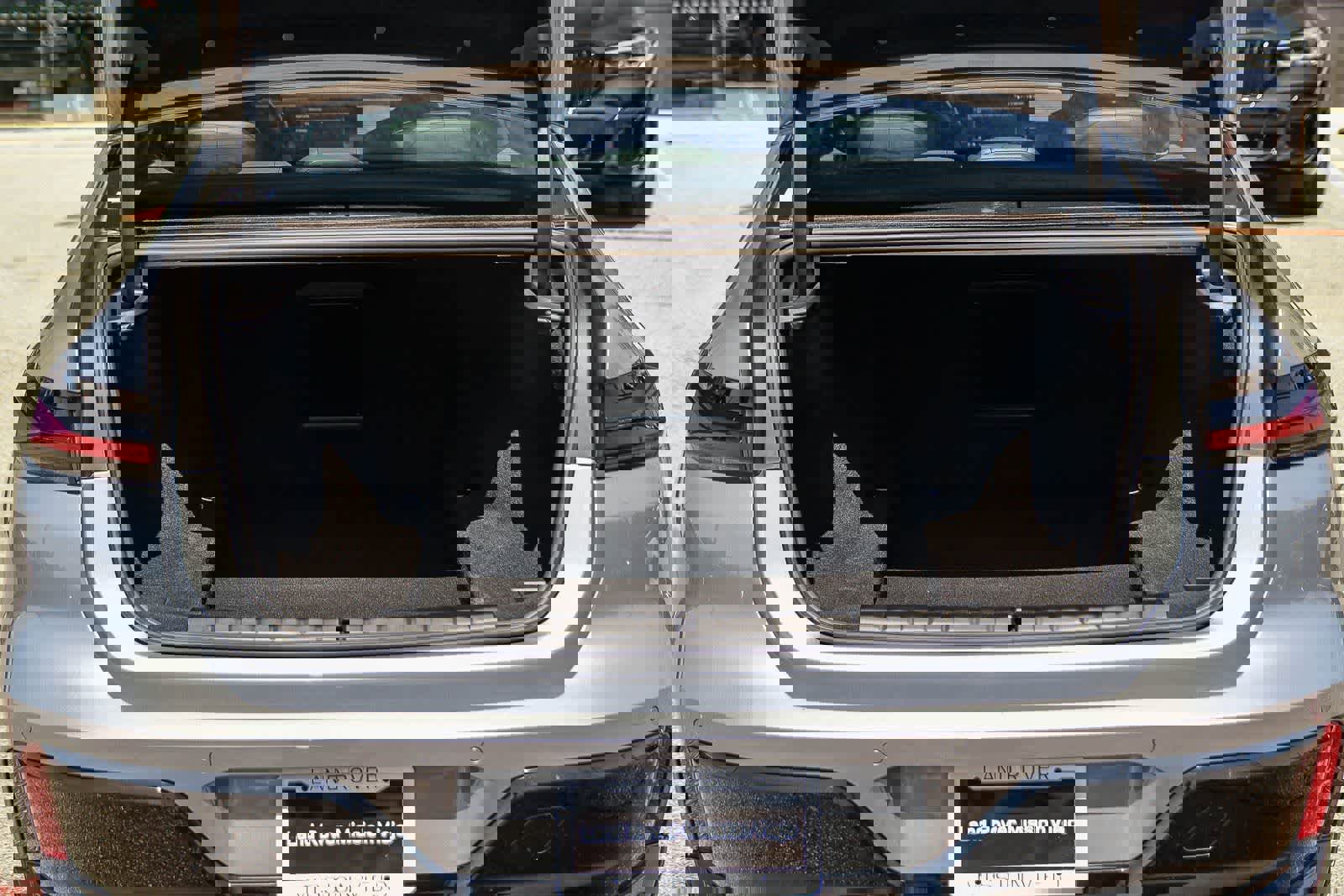 Used 2024 BMW 740i w/ Premium Package image 28