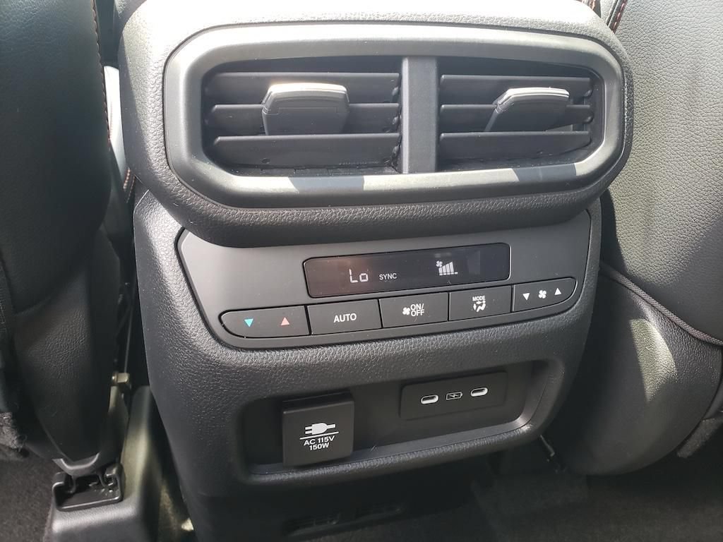 Used 2024 Honda Pilot TrailSport image 11