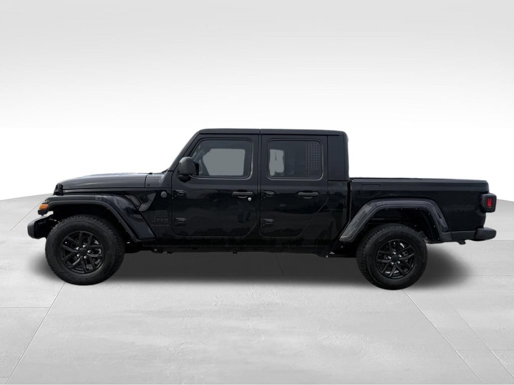 Used 2022 Jeep Gladiator Sport AWD/4WD image 2