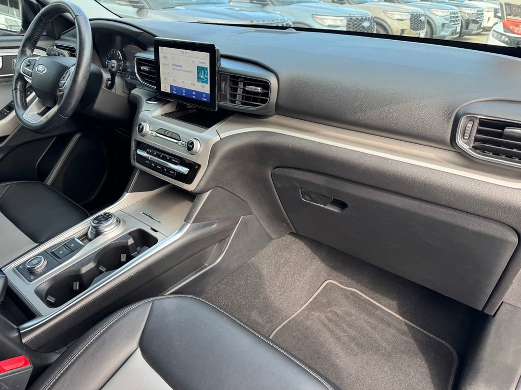 Used 2022 Ford Explorer XLT w/ Equipment Group 202A image 7