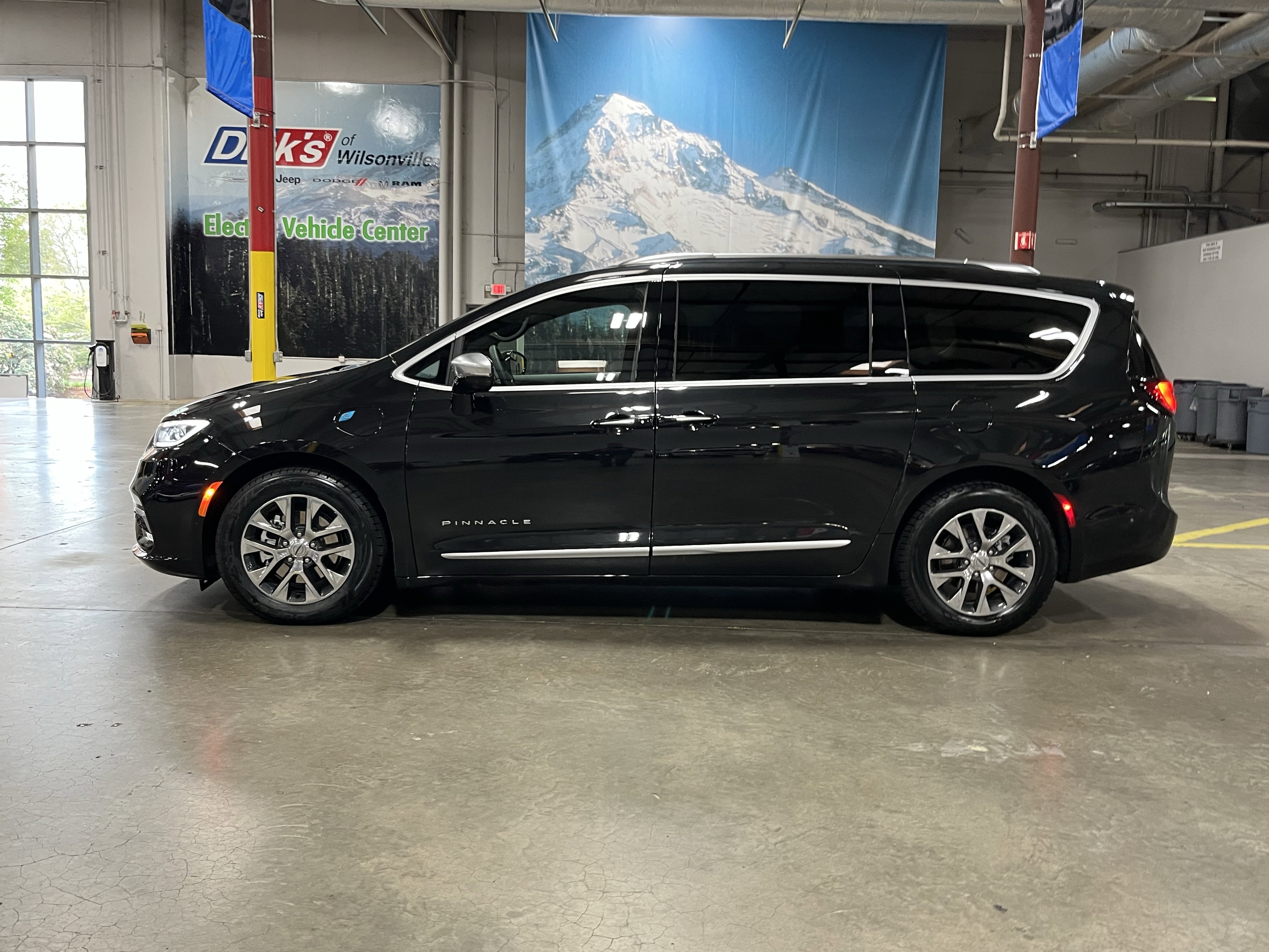 Used 2023 Chrysler Pacifica Pinnacle image 2