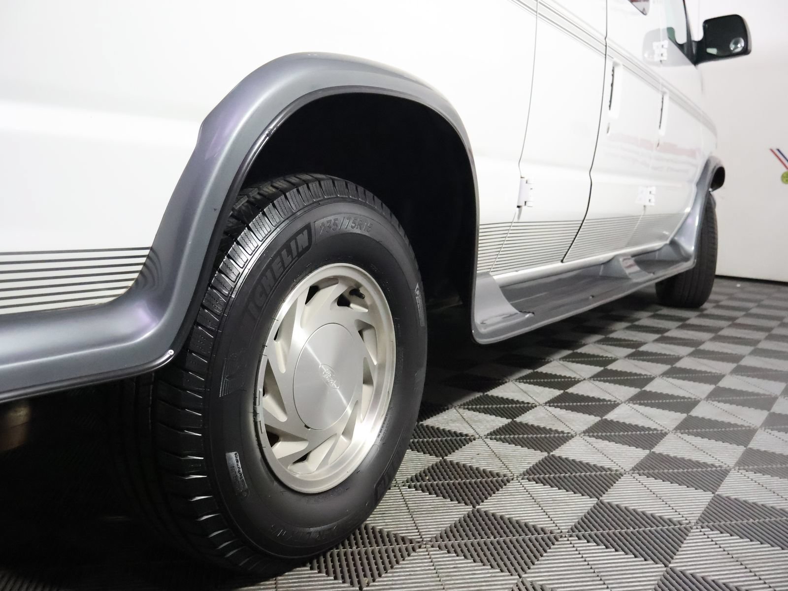 Used 2000 Ford E-150 and Econoline 150 RWD image 9