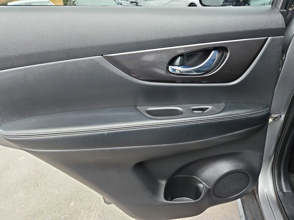 Used 2020 Nissan Rogue SV image 27