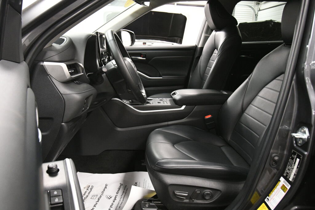 Used 2023 Toyota Highlander XLE image 10