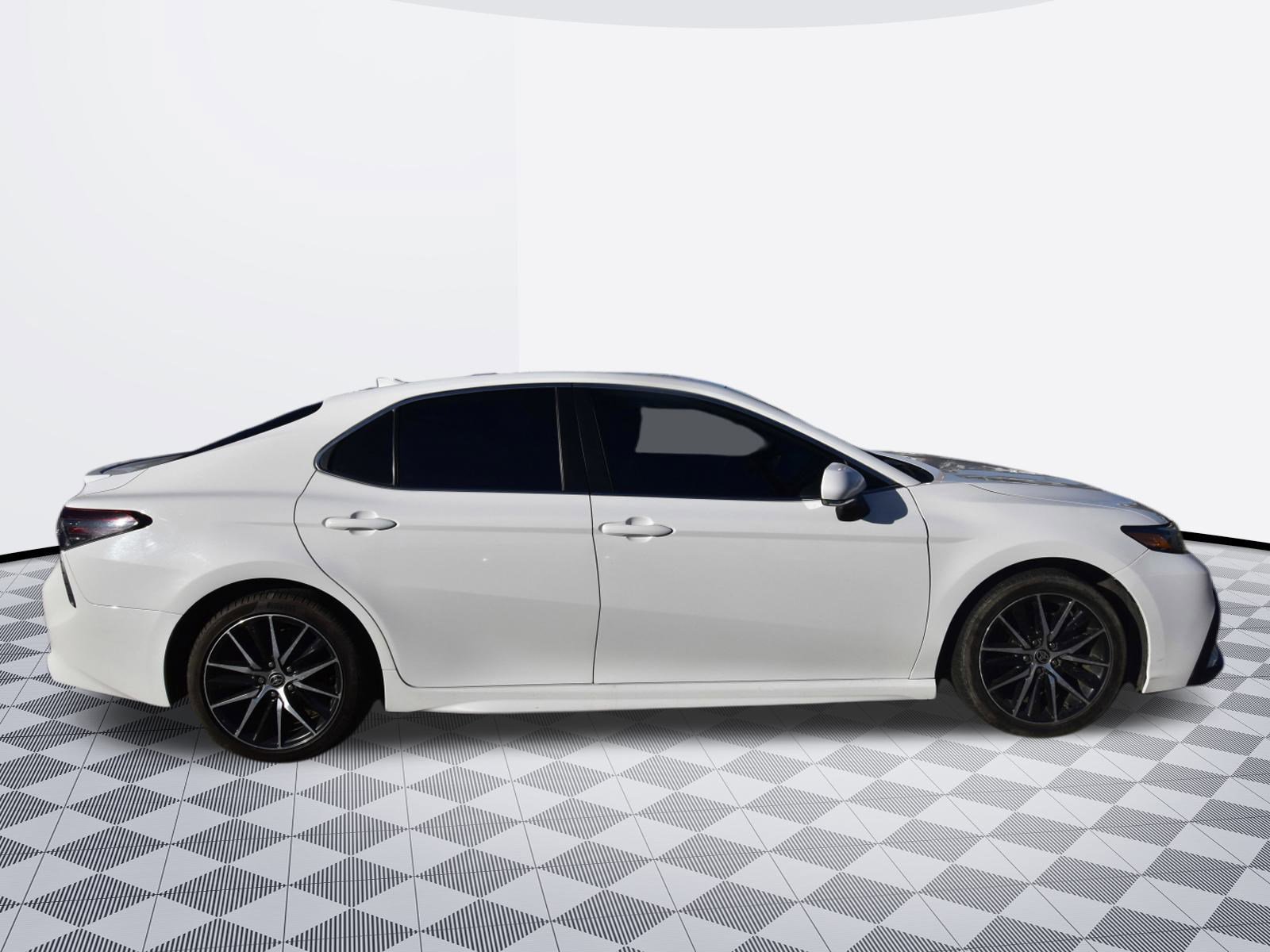 Used 2023 Toyota Camry SE image 5