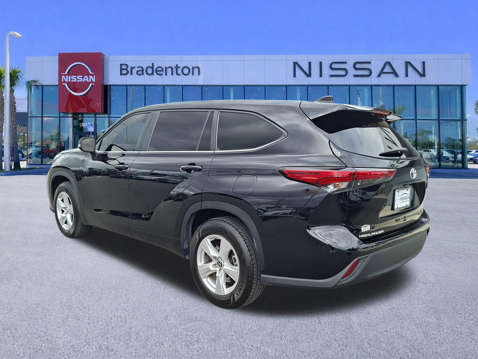 Used 2023 Toyota Highlander L image 7