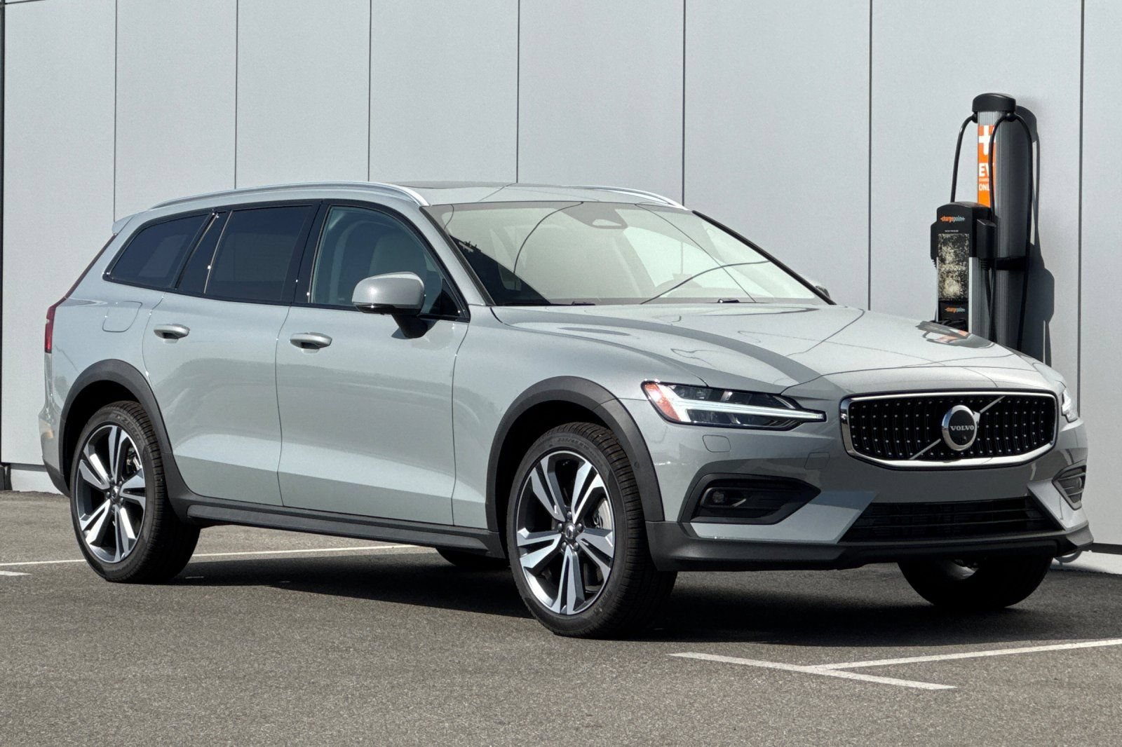 New 2026 Volvo V60 B5 Cross Country Plus w/ Climate Package AWD/4WD image 7