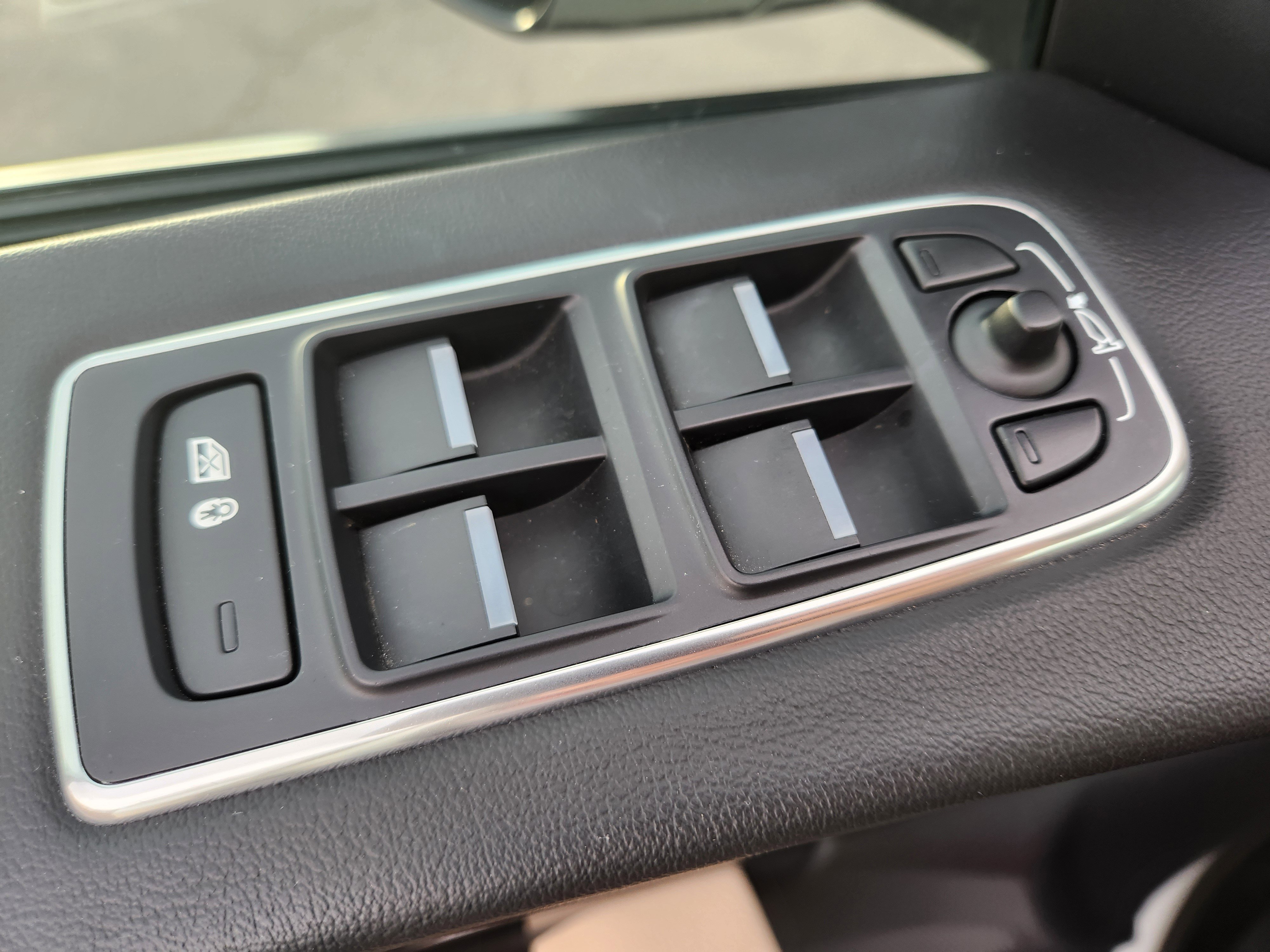 Used 2018 Jaguar F-PACE Premium image 14