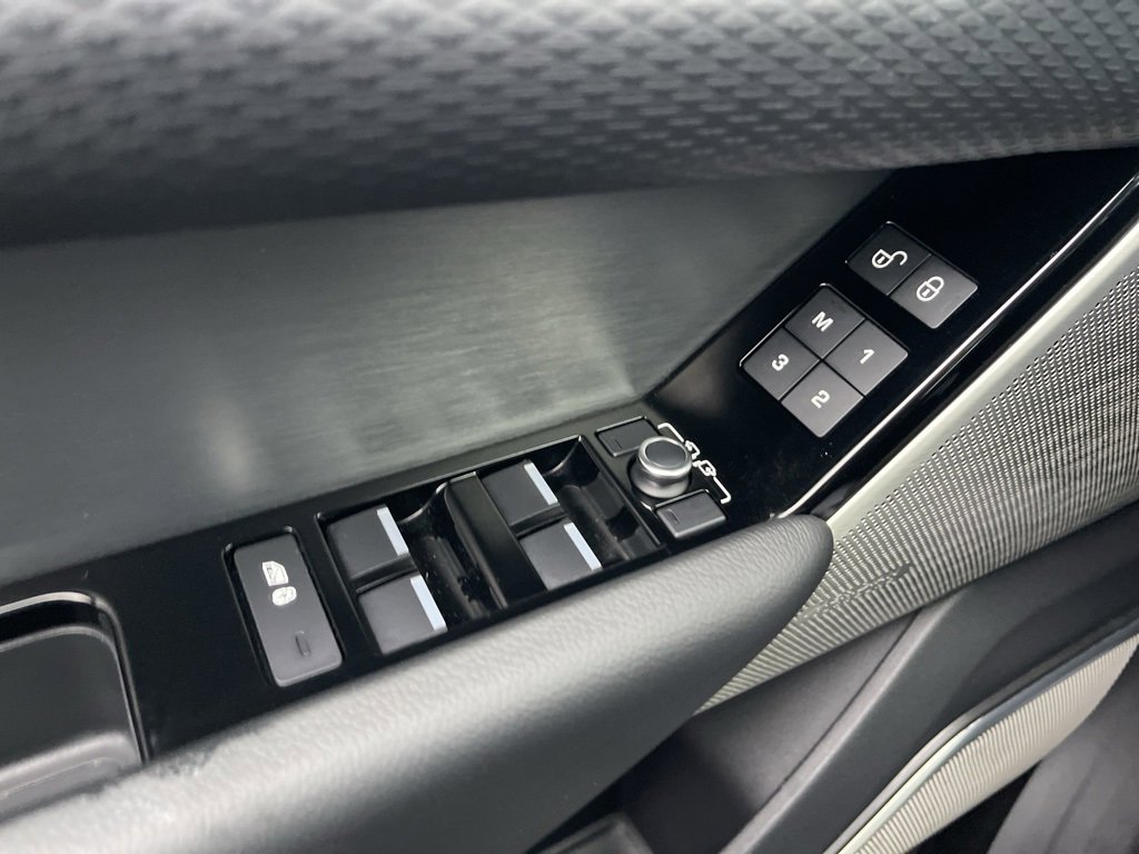 Used 2018 Land Rover Range Rover Velar R-Dynamic SE image 32