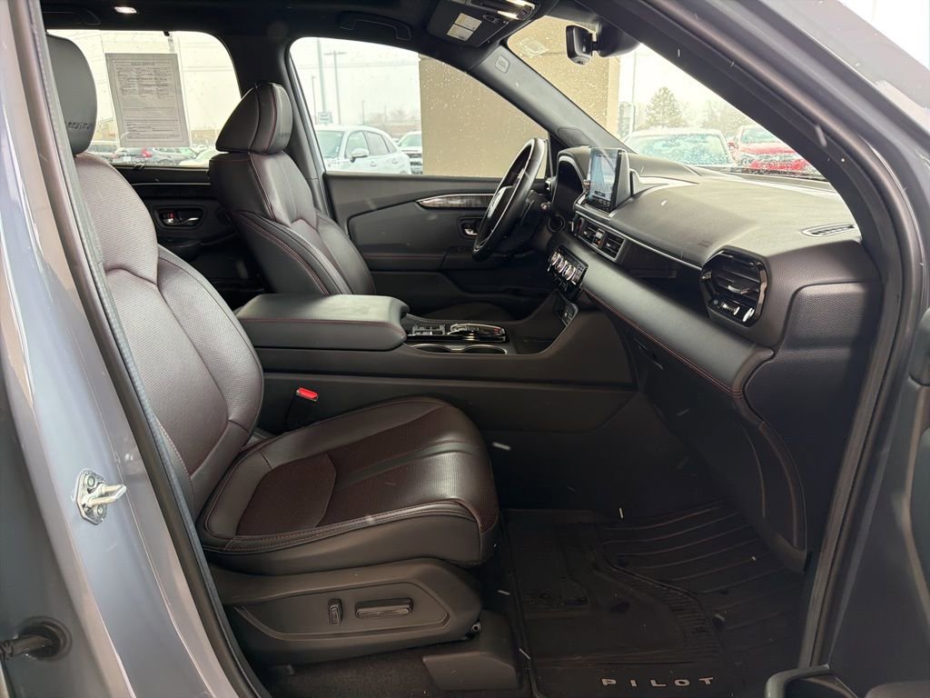 Certified 2025 Honda Pilot Black Edition image 25