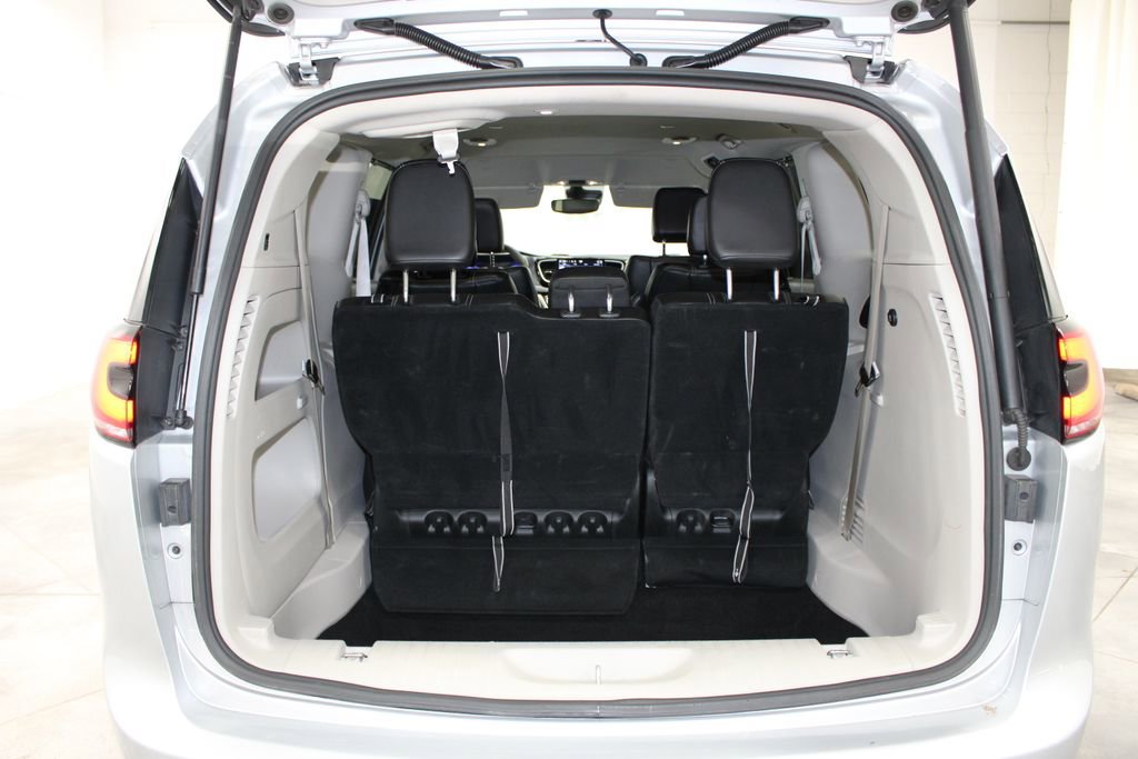 Used 2024 Chrysler Pacifica Touring-L image 28
