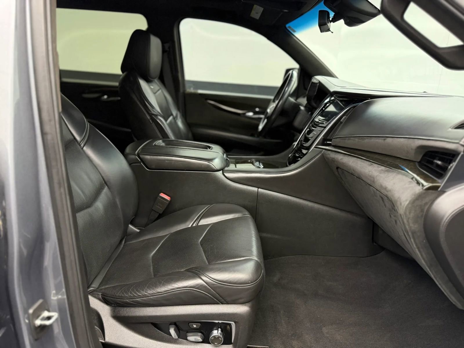 Used 2018 Cadillac Escalade ESV Platinum AWD/4WD image 22