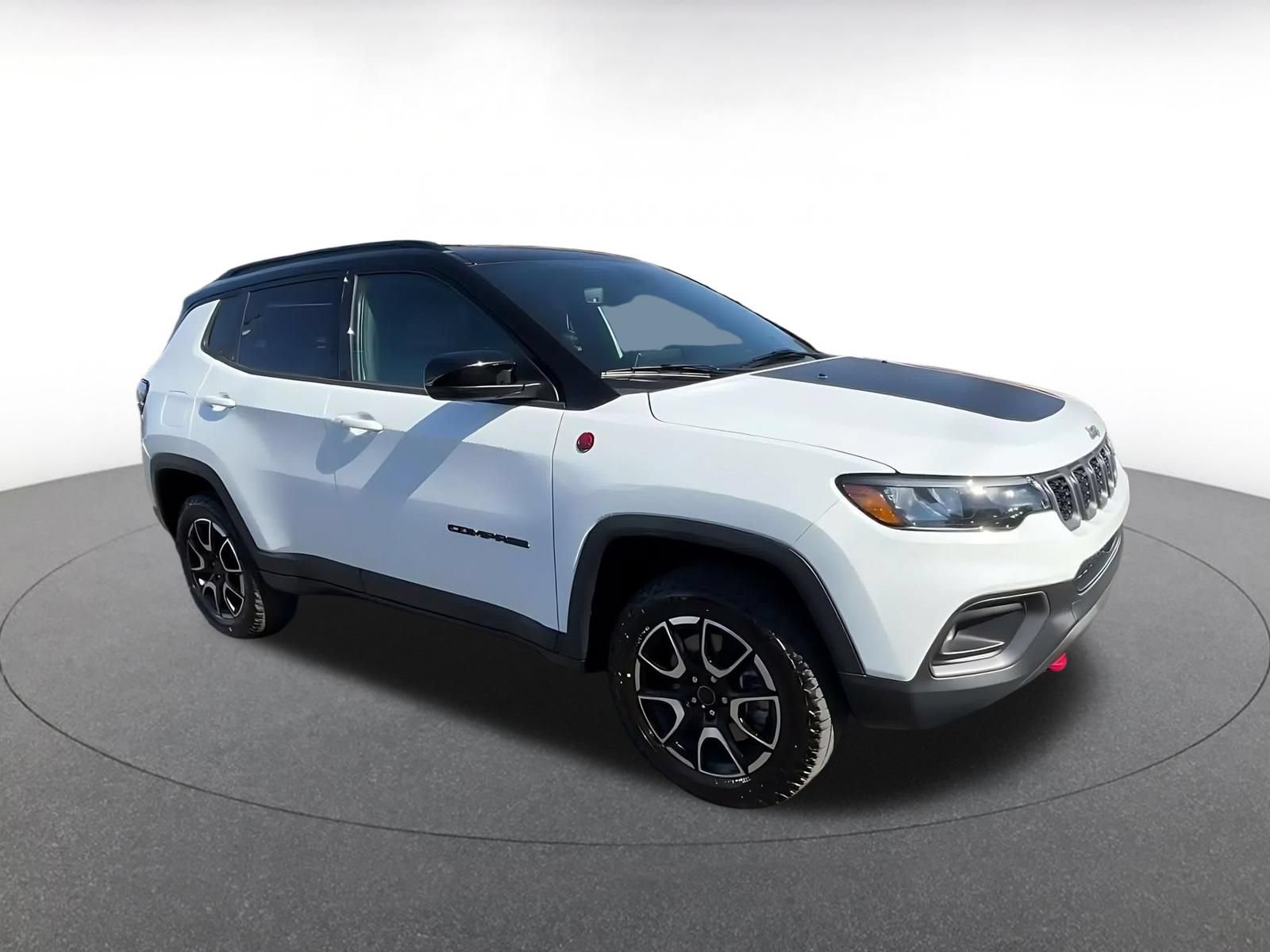 Used 2025 Jeep Compass Trailhawk AWD/4WD image 2