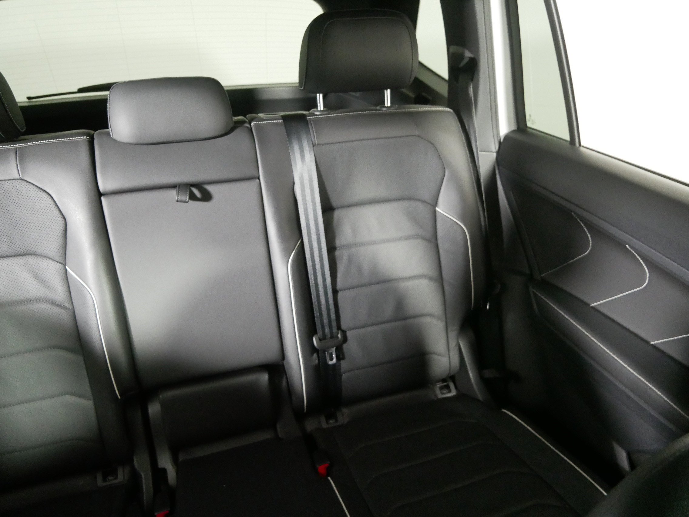 Used 2023 Volkswagen Tiguan SEL R-Line image 14