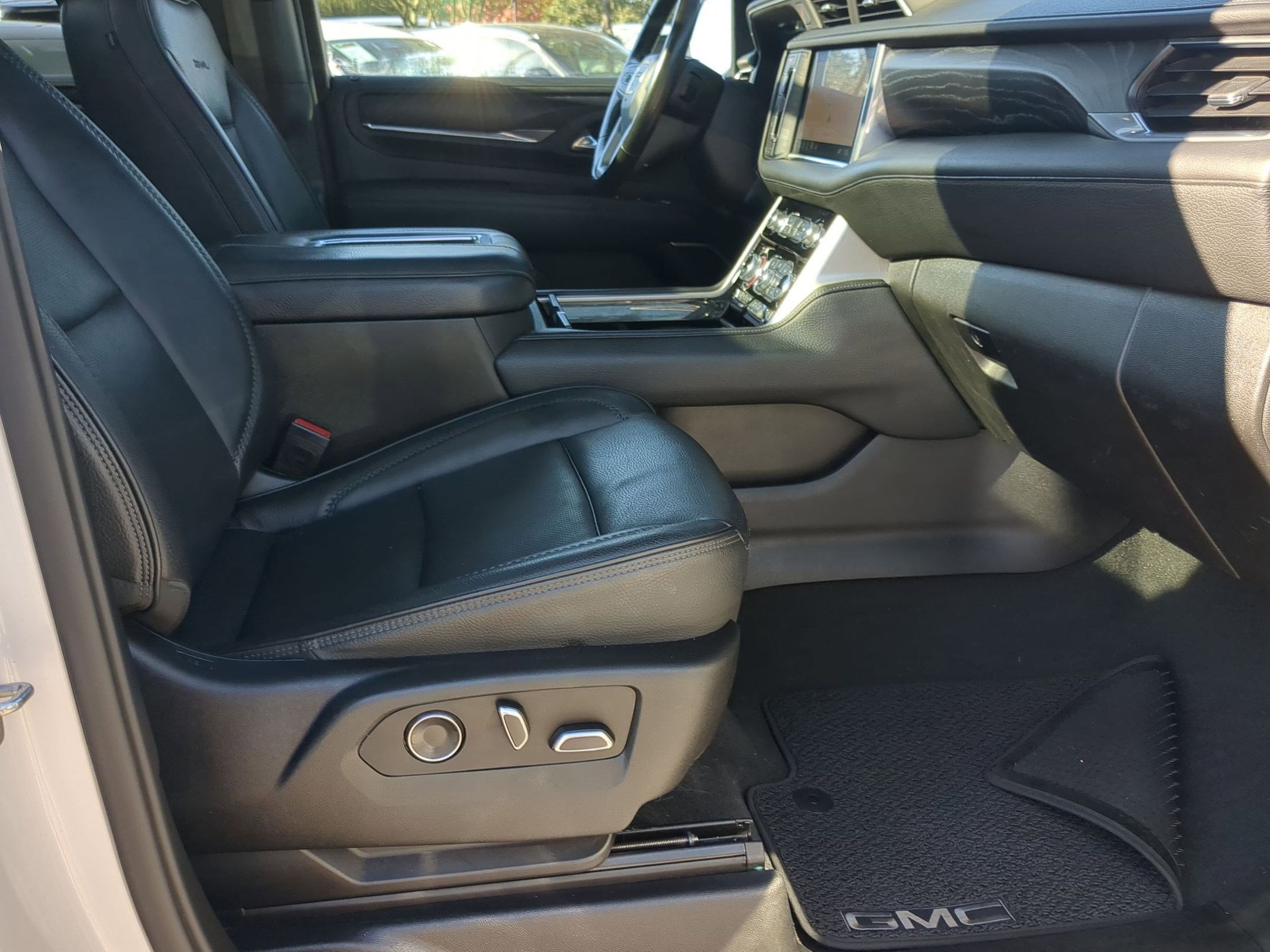 Used 2021 GMC Yukon Denali w/ Denali Premium Package image 25