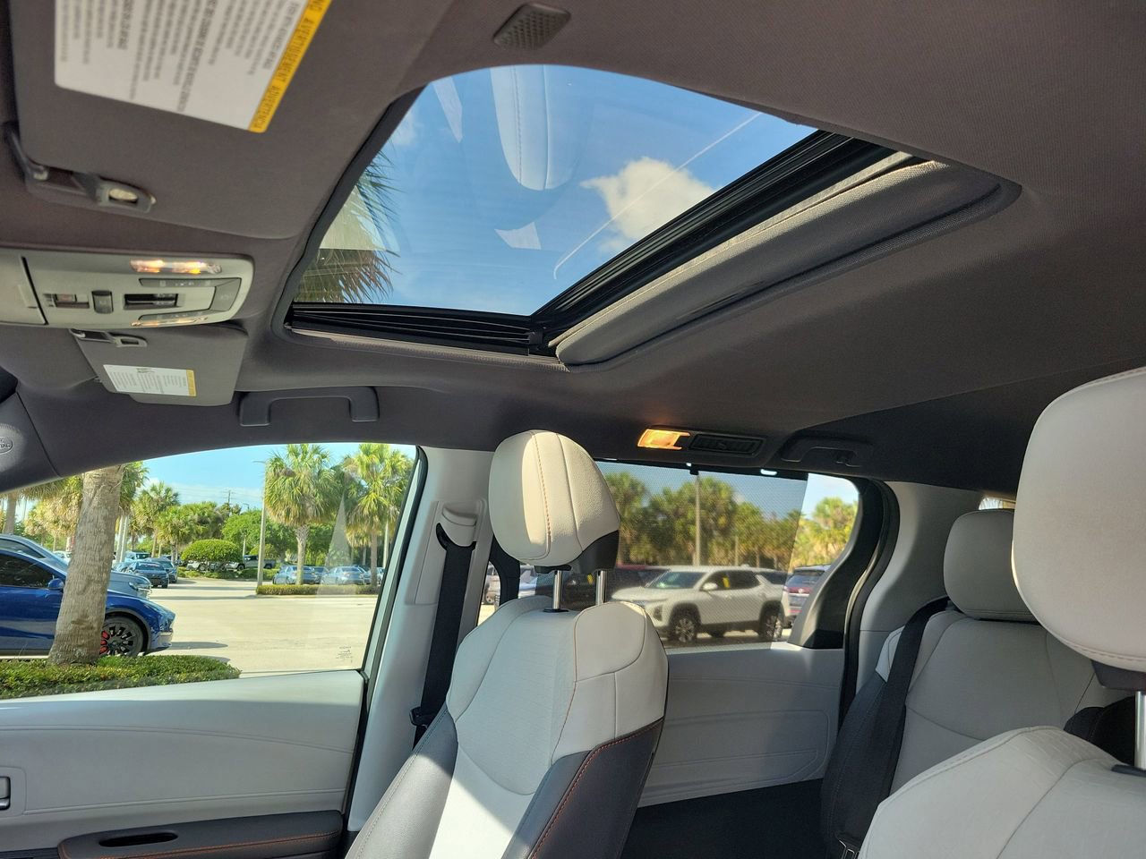 Used 2023 Toyota Sienna XSE FWD image 19