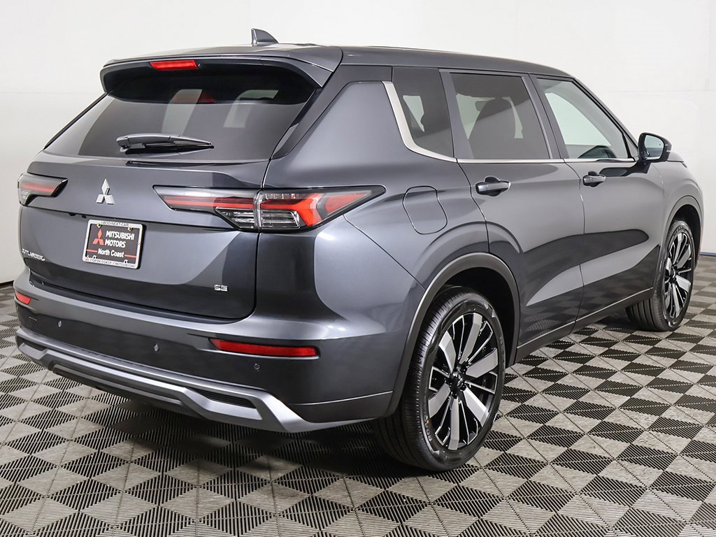 New 2025 Mitsubishi Outlander SE image 13