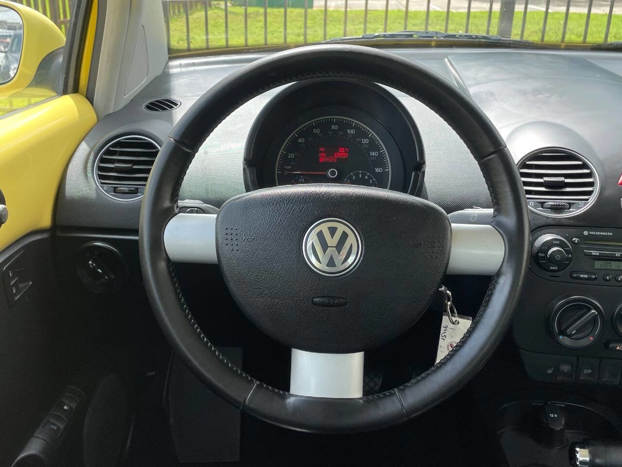 Used 2009 Volkswagen Beetle Coupe FWD image 25