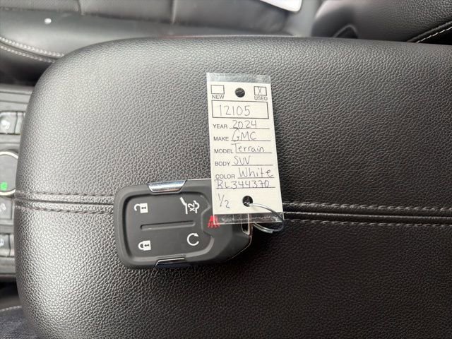 Used 2024 GMC Terrain SLT image 24