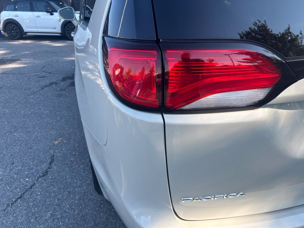 Used 2019 Chrysler Pacifica Limited w/ Advanced Safetytec Group FWD image 18
