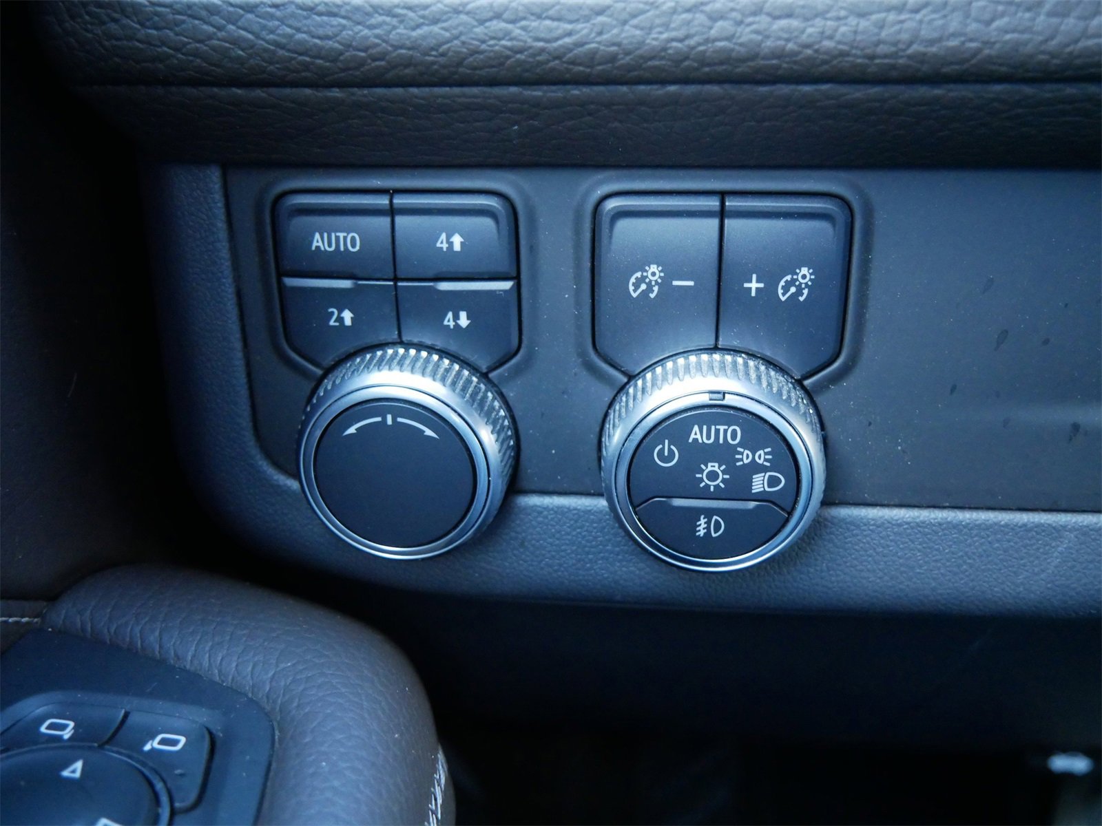 Used 2021 GMC Yukon Denali w/ Denali Premium Package image 28