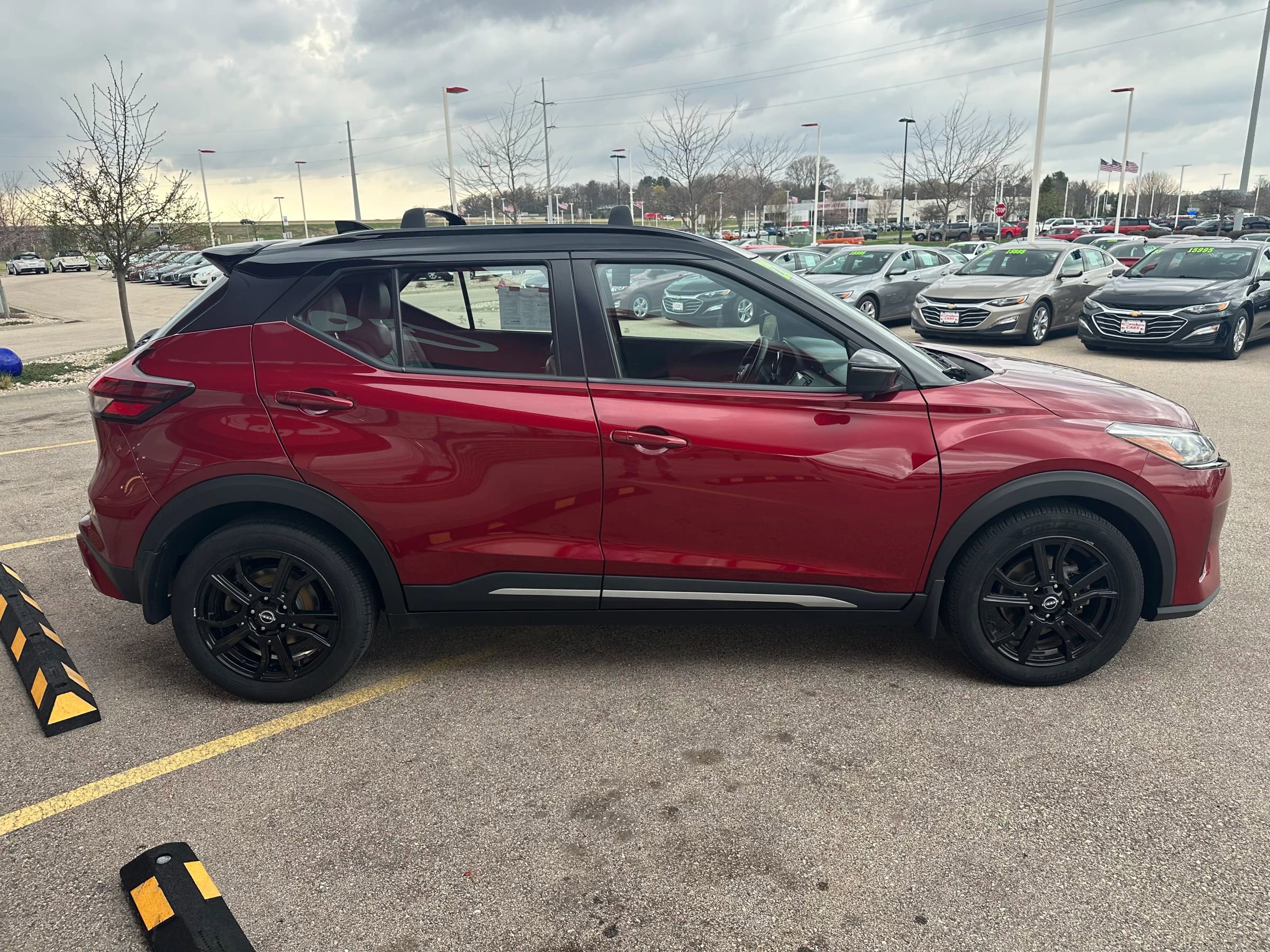 Used 2022 Nissan Kicks SR w/ Premium Package FWD image 4