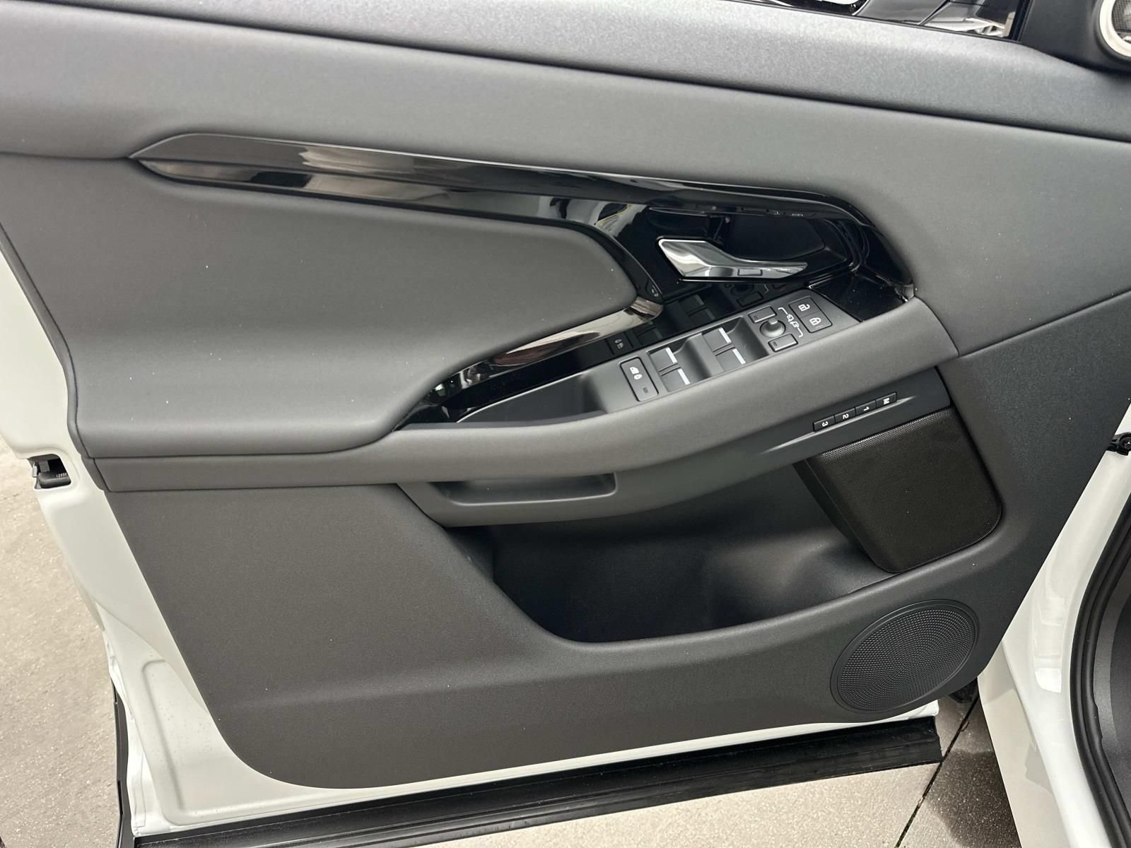 New 2026 Land Rover Range Rover Evoque S AWD/4WD image 9
