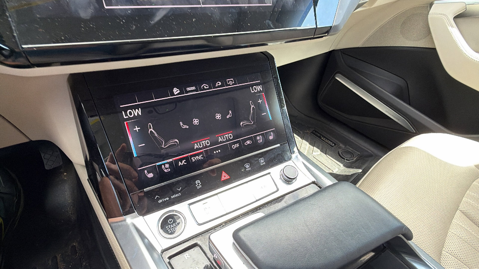 Used 2024 Audi Q8 e-tron Premium Plus w/ Premium Plus Package AWD/4WD image 32