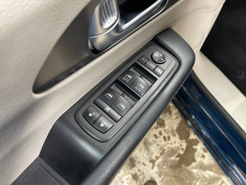 Used 2024 Chrysler Pacifica Touring-L FWD image 16
